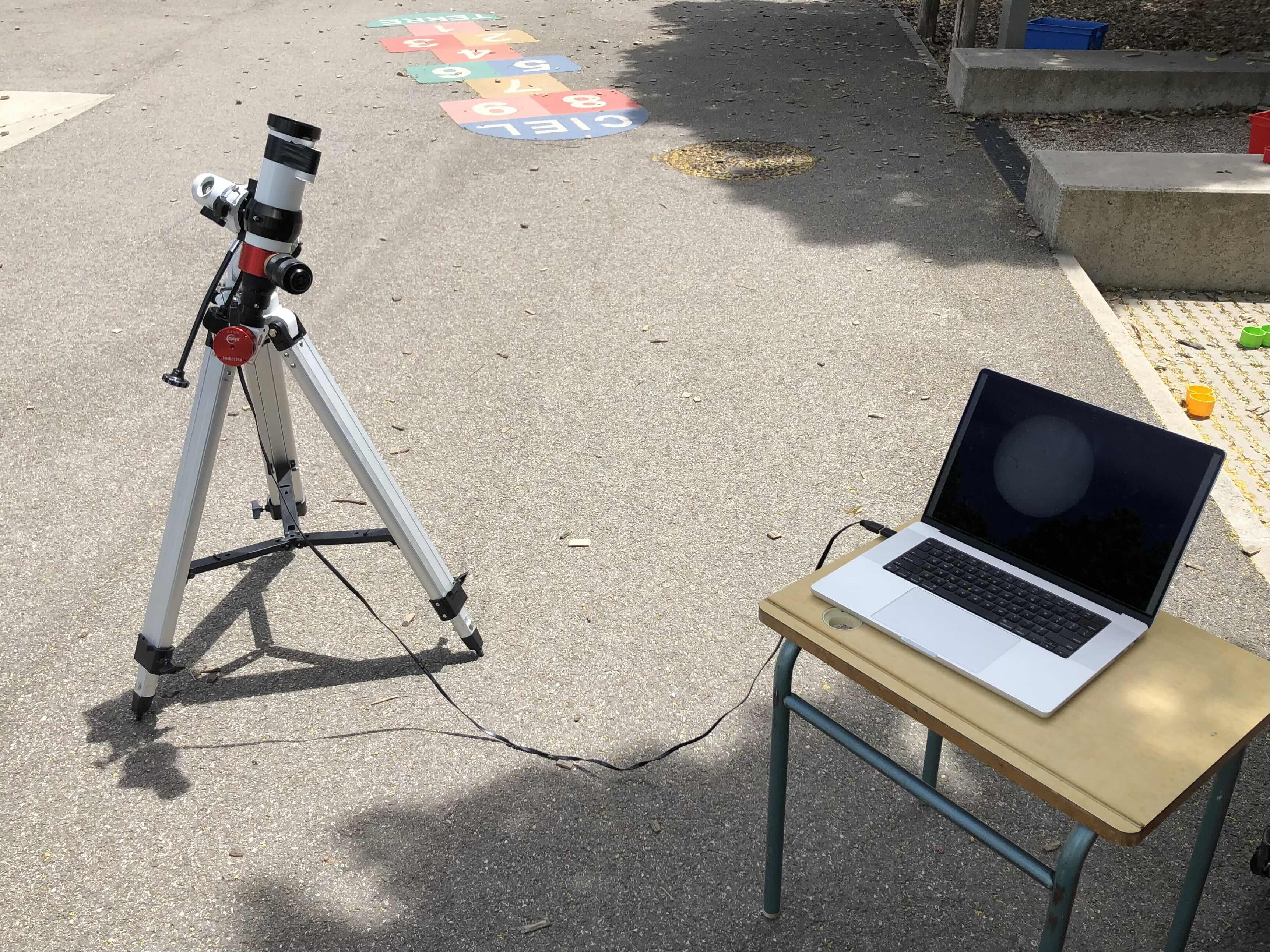 Installation de la lunette solaire dans la cours de l'école.